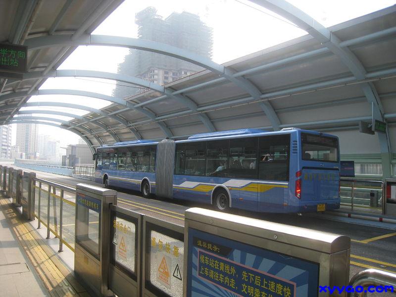 800px-Xiamen_BRT_18m.jpg